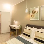 Ideal Stay: Spacious 2br Near Calea Victoriei Βουκουρέστι