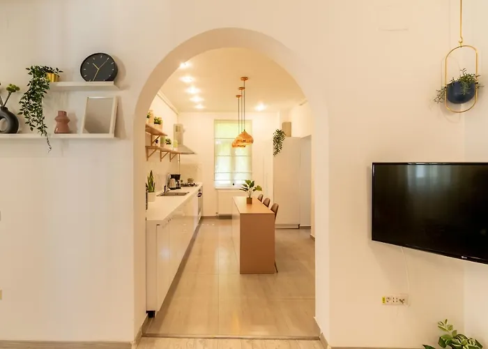 Ideal Stay: Spacious 2br Near Calea Victoriei Бухарест